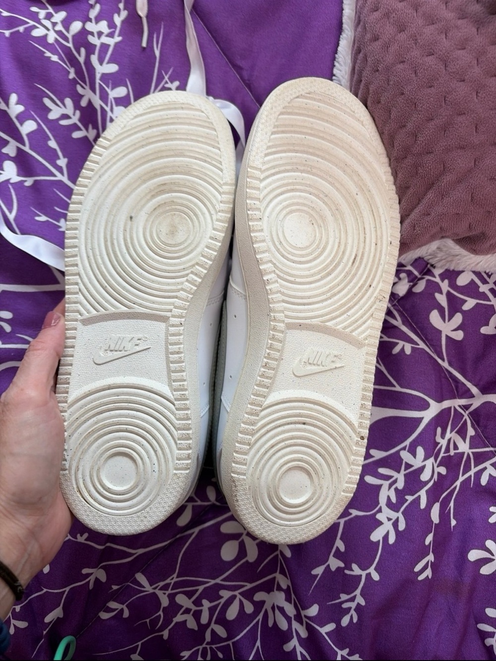 Nike White Sneakers with Green Swoosh brand new never worn outside 9 make offer! - Picture 5 of 7
